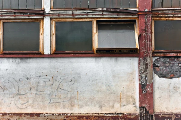 一座工业楼宇与打开的窗口中的一部分 — 图库照片