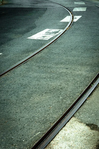 Кривая на дороге с железной дорогой — стоковое фото
