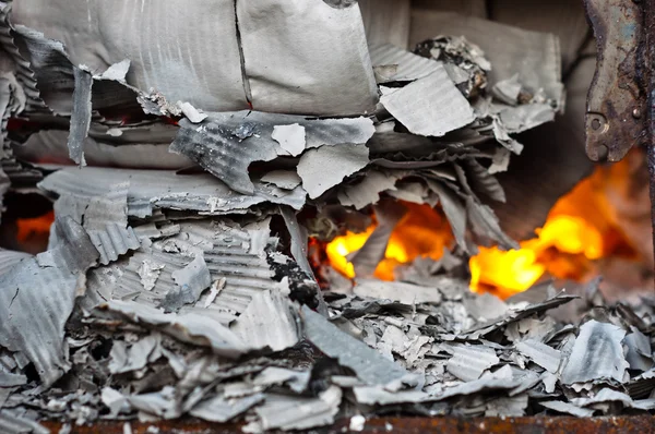 Спалювання полум'я в бочці з паперами — стокове фото