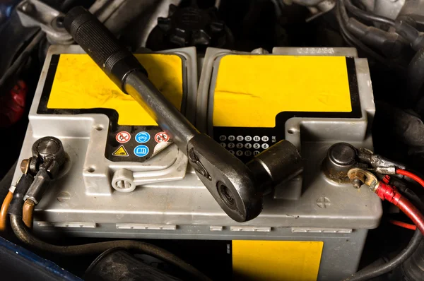 Аккумулятор автомобиля готов к ремонту — стоковое фото