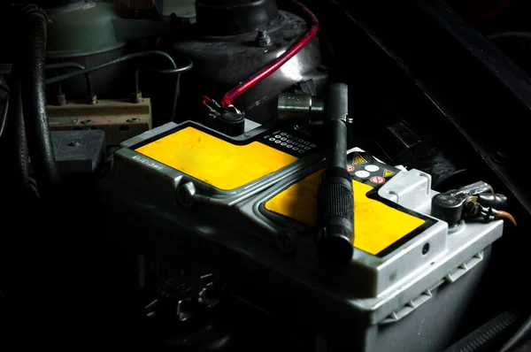 Bilbatteri inuti bilen — Stockfoto