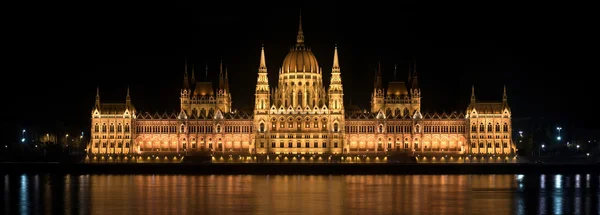 Foto de alto detalle del Parlamento en Hungría por la noche — Foto de Stock