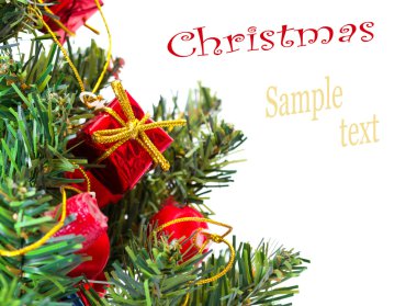 Renkli Noel dekorasyonları üzerinde beyaz bir bac izole bir ağaç üzerinde