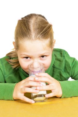 bir bardak süt, beyaz bitti izole mutlu küçük kız