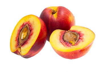 şeftaliler beyaz arkaplanda