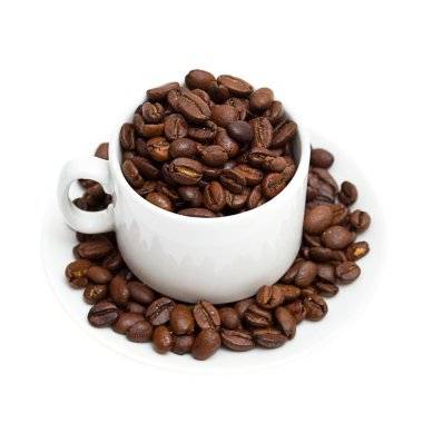 Beyaz arka planda izole edilmiş kahve çekirdekleri.
