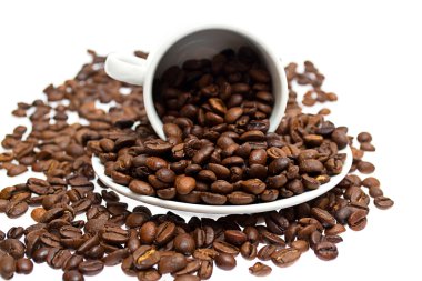 Beyaz arka planda izole edilmiş kahve çekirdekleri.