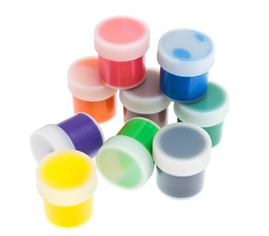 Beyaz bir arka plan üzerinde izole çok renkli guaj boya