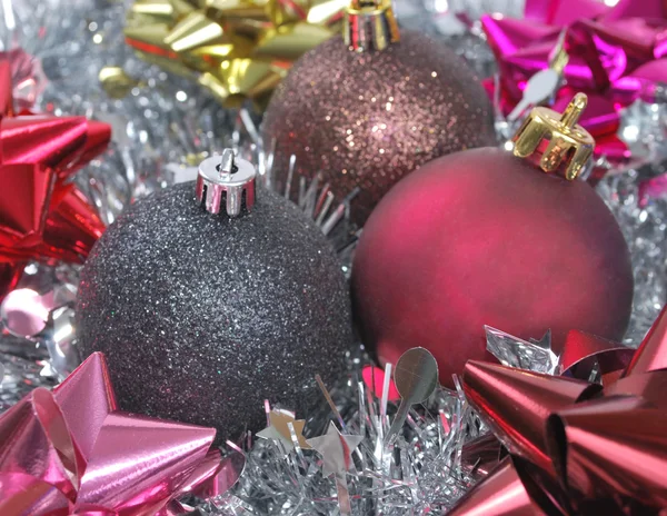 Cadeaux de Noël avec boules de Noël — Photo
