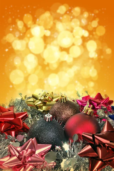 Presentes de Natal com bolas de Natal — Fotografia de Stock