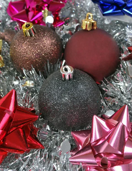 Presentes de Natal com bolas de Natal — Fotografia de Stock