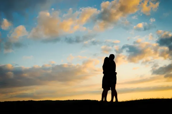 Jeune couple au coucher du soleil — Photo