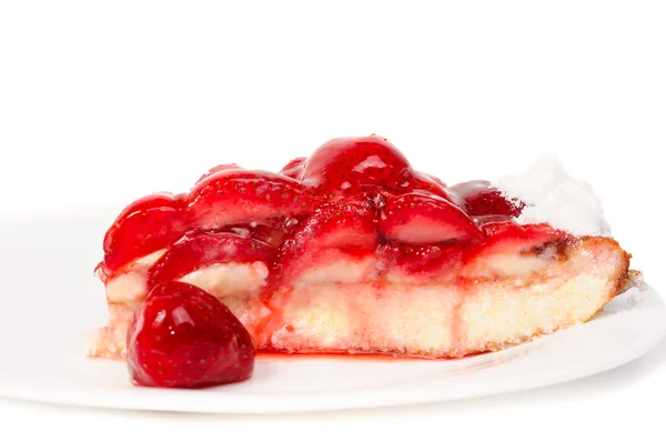 Un pedazo de pastel con fresas — Foto de Stock