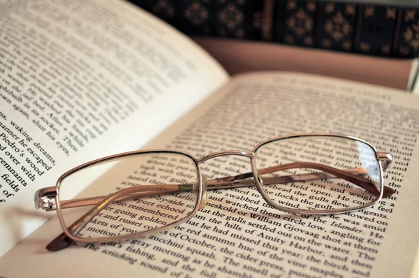 Szemüvegek feküdt nyitott könyv koncepció kép — Stock Fotó