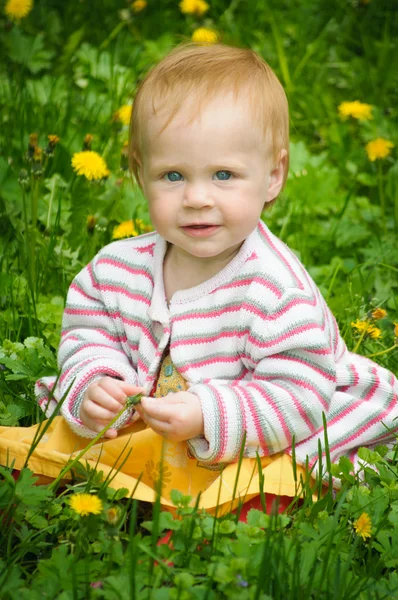 Un retrato de un lindo bebé en la hierba —  Fotos de Stock