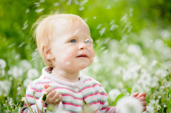 一个可爱的小婴儿，在草丛中的一幅肖像 — 图库照片