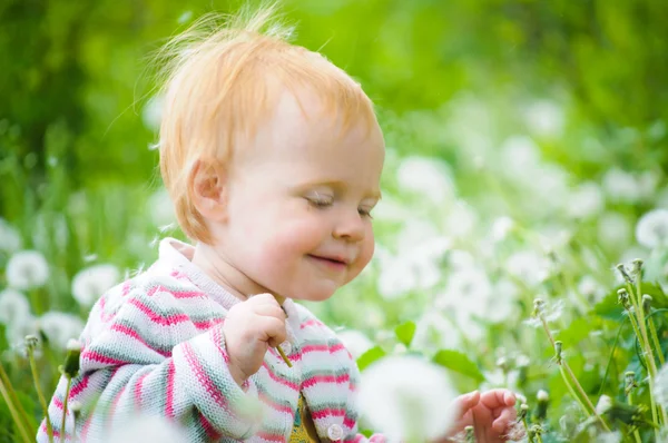 Um retrato de um bebê pequeno bonito na grama — Fotografia de Stock