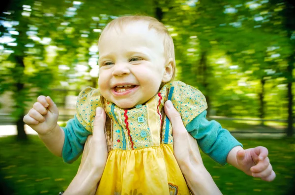 Ett porträtt av en söt liten baby i gräset — Stockfoto