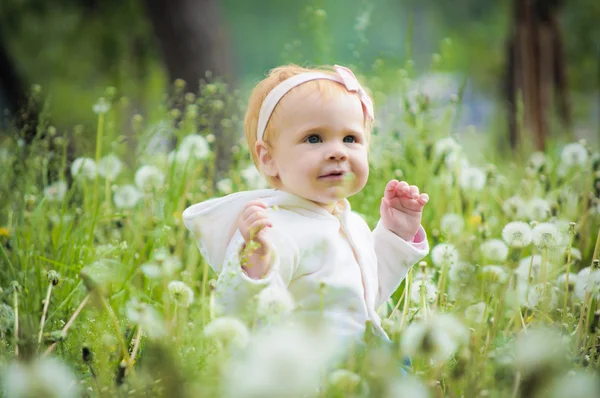 Utomhus porträtt av en söt liten baby — Stockfoto