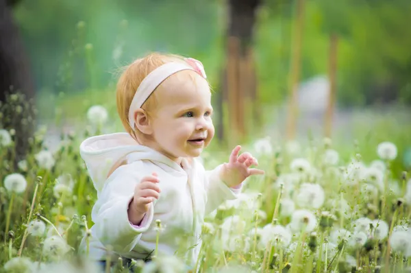 Retrato al aire libre de un bebé lindo — Foto de Stock