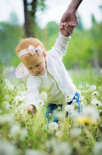 Retrato ao ar livre de um bebê pequeno bonito — Fotografia de Stock