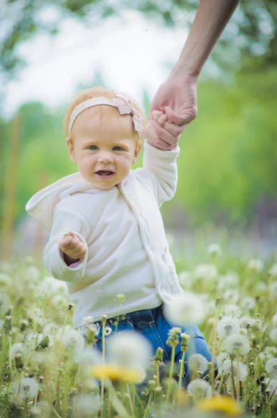 Außenporträt eines süßen kleinen Babys — Stockfoto