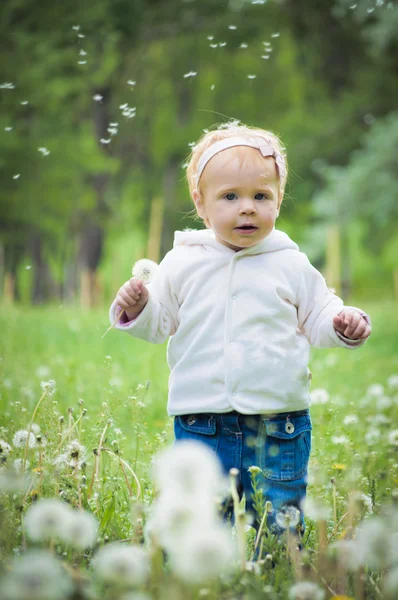 Venkovní portrét malé roztomilé dítě — Stock fotografie
