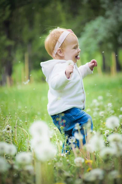 Retrato al aire libre de un bebé lindo —  Fotos de Stock
