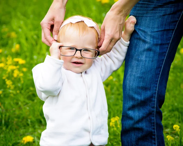 Divertente piccolo bambino con gli occhiali — Foto Stock