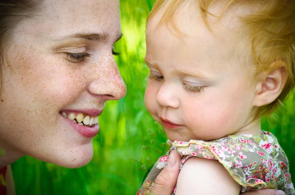 Portret van een moeder en haar kleine baby — Stockfoto