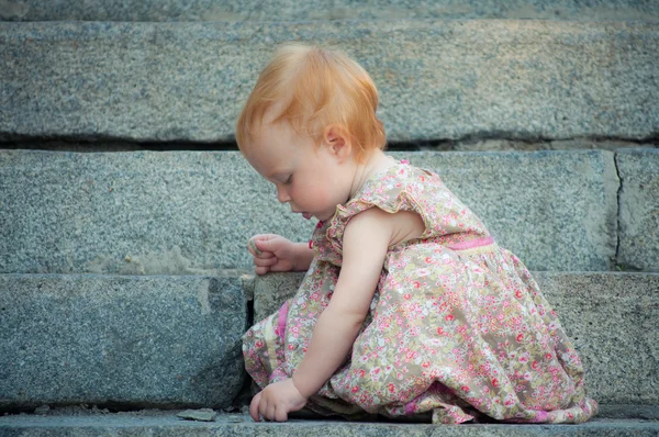 Sladké dítě najít něco - venku — Stock fotografie