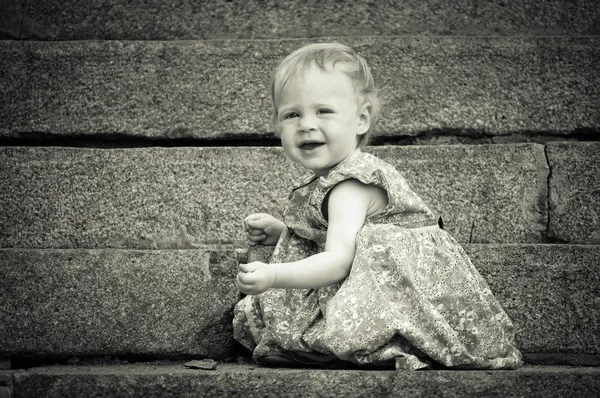 かわいい赤ちゃんは、地面に何かを見つける — ストック写真