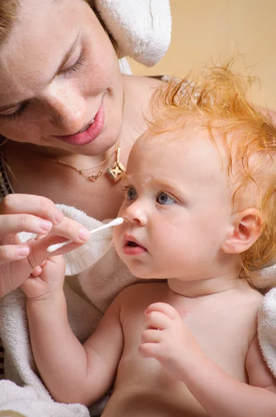 Aranyos kis baba fürdő után anya — Stock Fotó