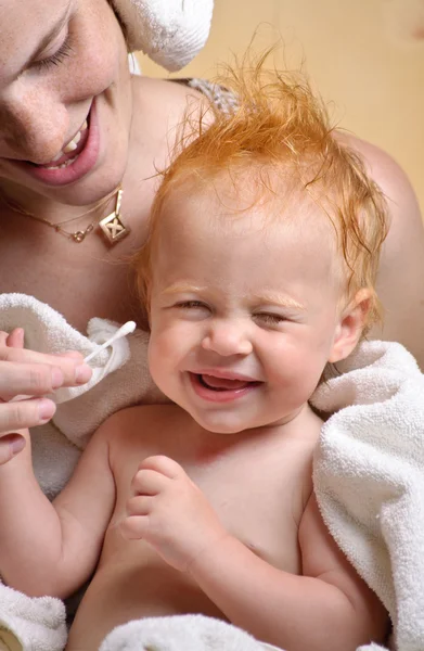 Mãe com bebê pequeno bonito após o banho — Fotografia de Stock