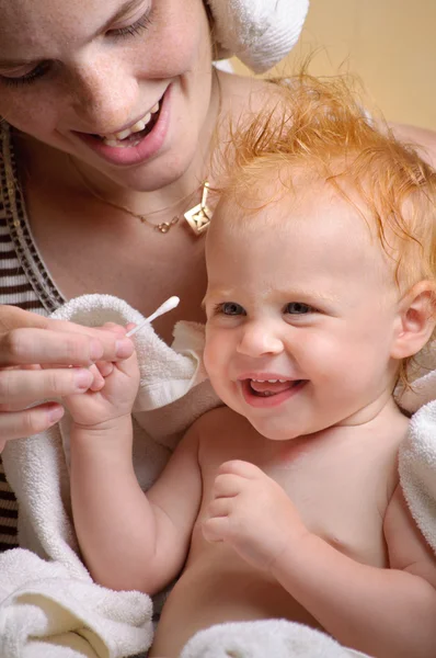 Mor med söt liten baby efter bad — Stockfoto