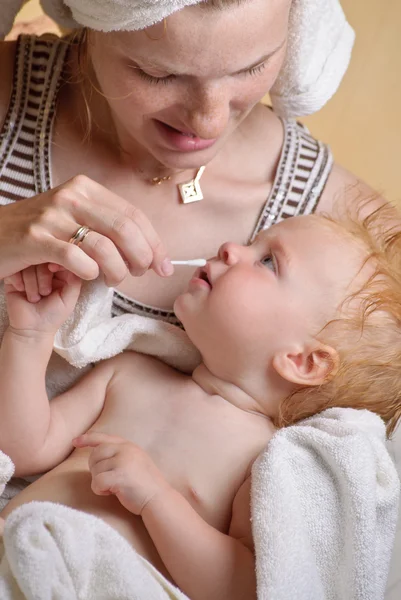 Madre con bambino carino dopo il bagno — Foto Stock