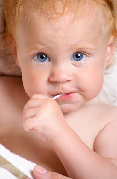 Carino piccolo bambino con bastone di cotone — Foto Stock