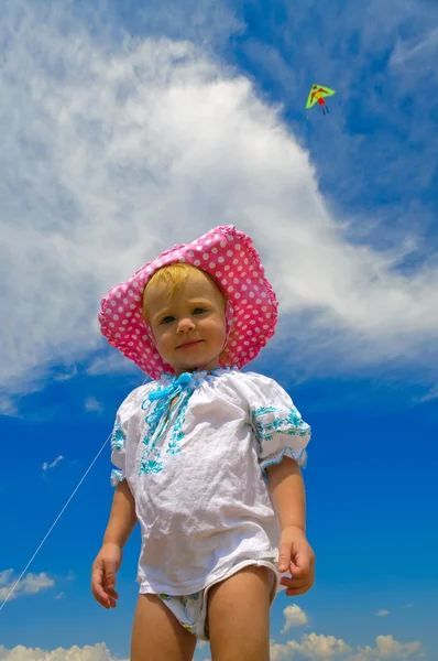 Kind staande op een strand — Stockfoto