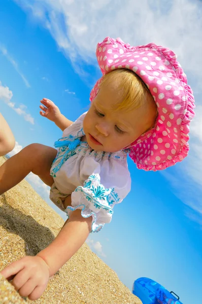 Dítě hraje na pláži — Stock fotografie