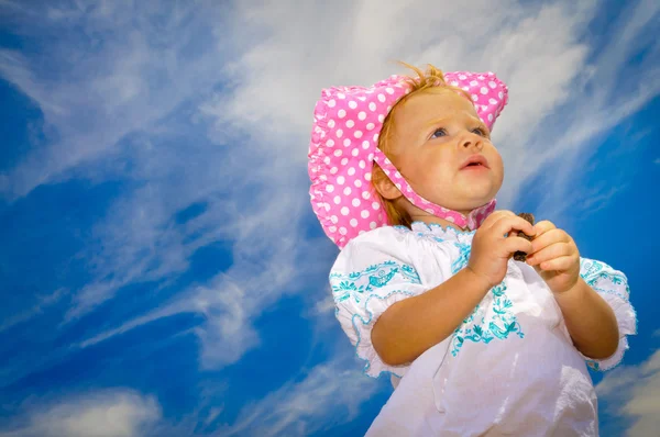 Babymeisje permanent op het strand — Stockfoto