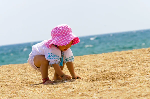 Bebê brincando na praia — Fotografia de Stock