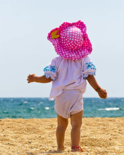 在海滩上玩的宝贝女儿 — 图库照片