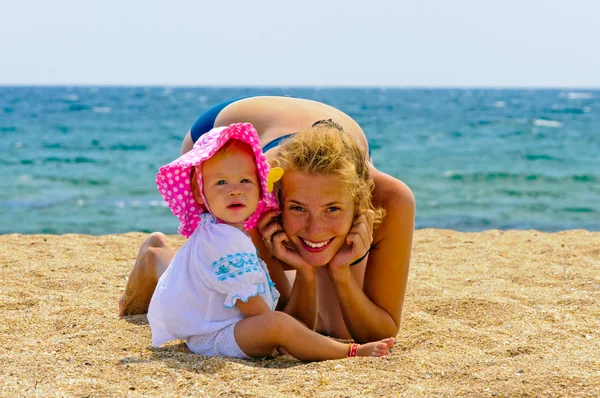 Happy family on the beach — Stock Photo, Image