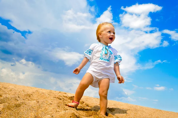 Ребенок стоит на пляже — стоковое фото