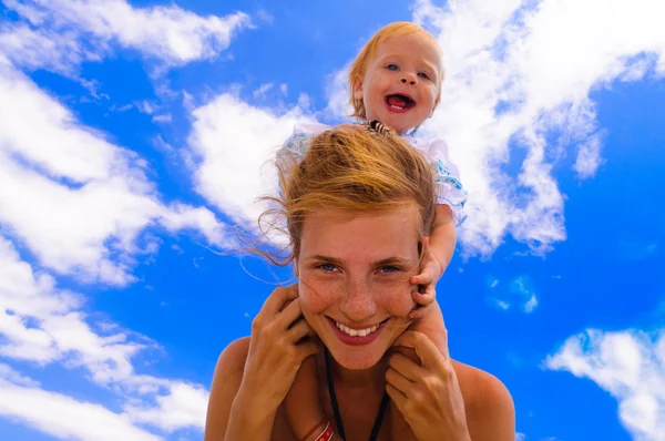 Bebê com mãe na praia — Fotografia de Stock
