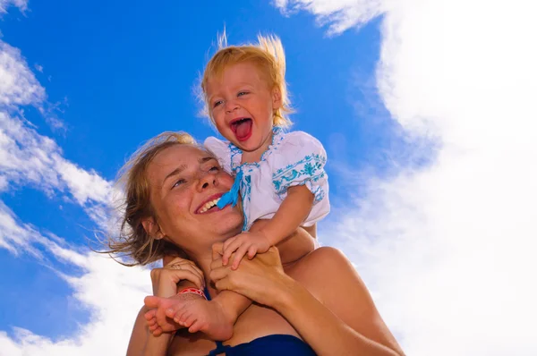 Bambino con sua madre sulla spiaggia — Foto Stock