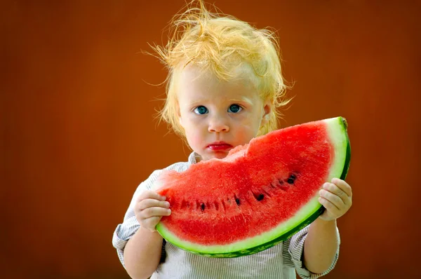 Kojenecká baby s meloun — Stock fotografie