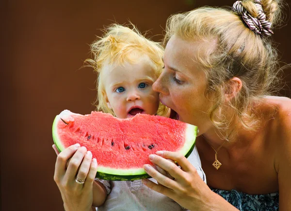 Spädbarn baby med en melon — Stockfoto