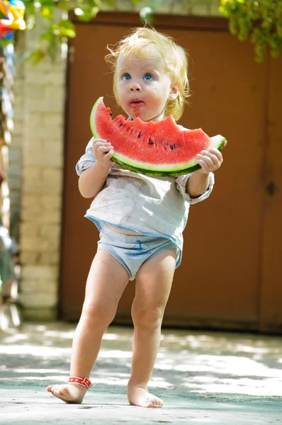 Bambino neonato con melone — Foto Stock