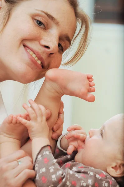 Moeder spelen met kleine baby — Stockfoto
